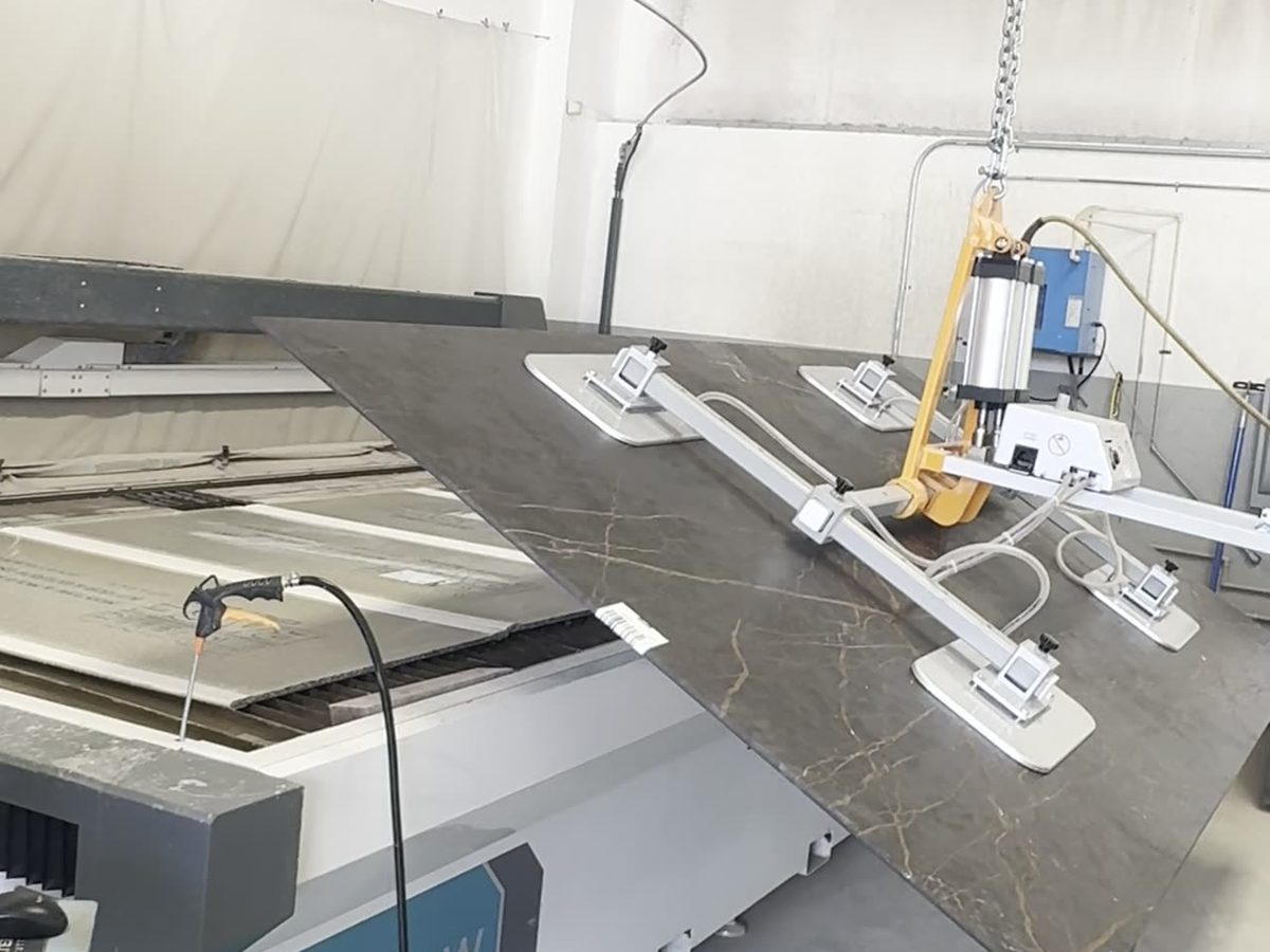 Overhead crane with 4-cup vacuum lifter handling material