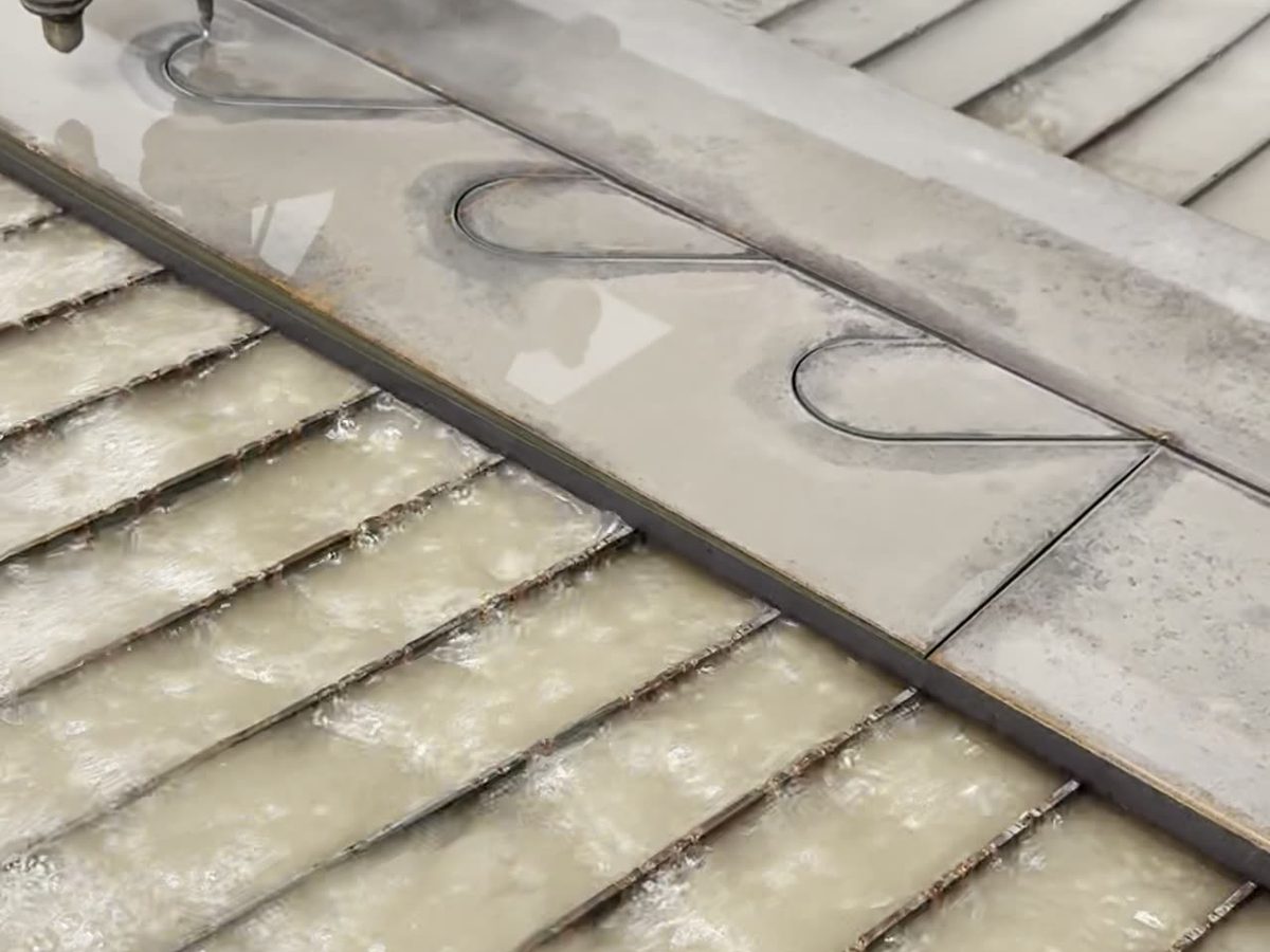Pivot+ 5-axis waterjet cutting head with abrasive nozzle